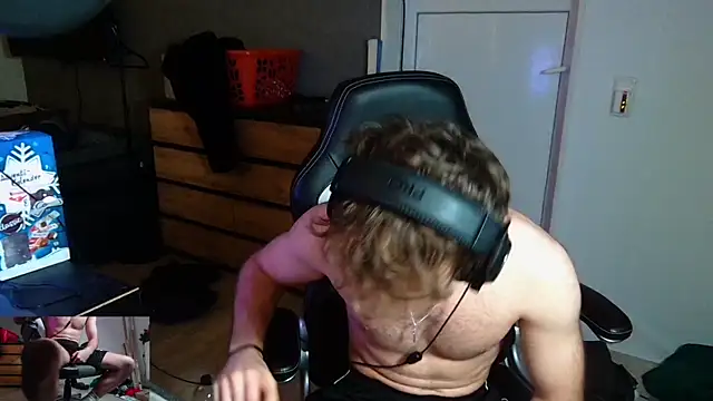 Snapshot of Rudi2007Eye chatting on 12/13/25, 08:48 Rudi2007Eye online show from 12/13/25, 08:48