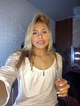 hot cupid01 online show from 03/18/26, 12:30