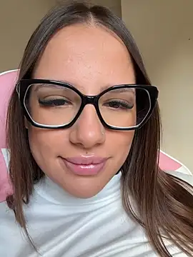 Snapshot of AlessiaaRuso1 chatting on 04/27/26, 04:05 AlessiaaRuso1 online show from 04/27/26, 04:05
