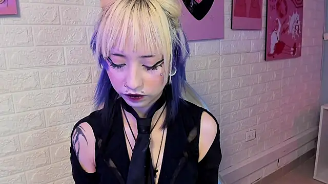 Hannahpage online show from 11/21/25, 12:37