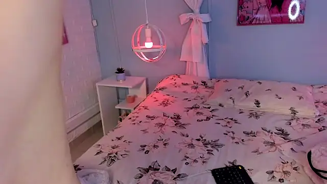 Hannahpage online show from 12/03/25, 12:37