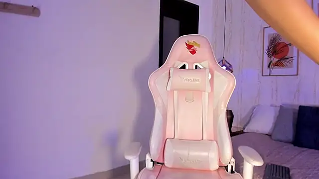 Ayleen Dunkan online show from 10/18/25, 01:57