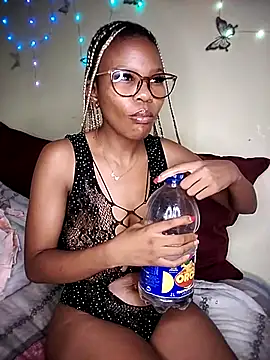 Seductive Yellow Titties online show from 02/12/26, 07:57