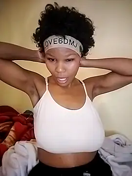 Seductive Yellow Titties online show from 11/16/25, 08:30