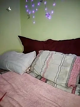 Seductive Yellow Titties online show from 02/19/26, 06:21