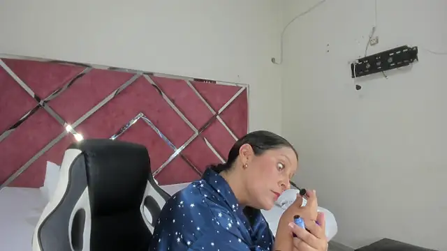 KikaDuque online show from 11/07/25, 07:07