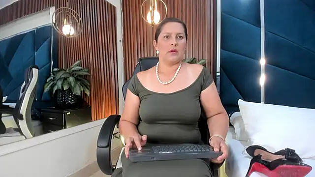 KikaDuque online show from 10/26/25, 07:58