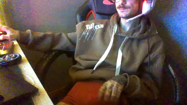 Snapshot of Dikklauss chatting on 10/19/25, 10:34 Dikklauss online show from 10/19/25, 10:34