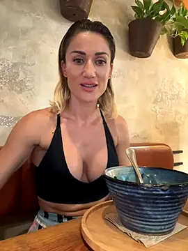 Snapshot of CamyBlossom chatting on 10/10/25, 01:01 CamyBlossom online show from 10/10/25, 01:01