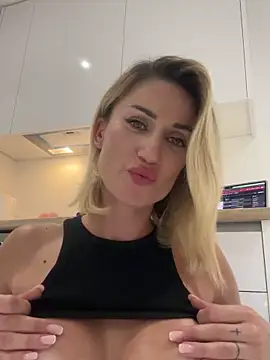 Snapshot of CamyBlossom chatting on 09/16/25, 05:14 CamyBlossom online show from 09/16/25, 05:14