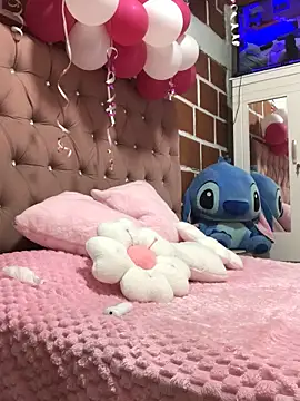 Snapshot of Rachellcooperrr chatting on 02/06/26, 11:45 Rachellcooperrr online show from 02/06/26, 11:45