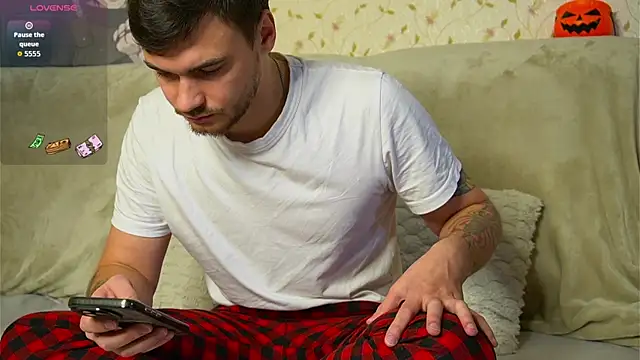 Snapshot of johnstoneisland chatting on 10/14/25, 08:48 johnstoneisland online show from 10/14/25, 08:48