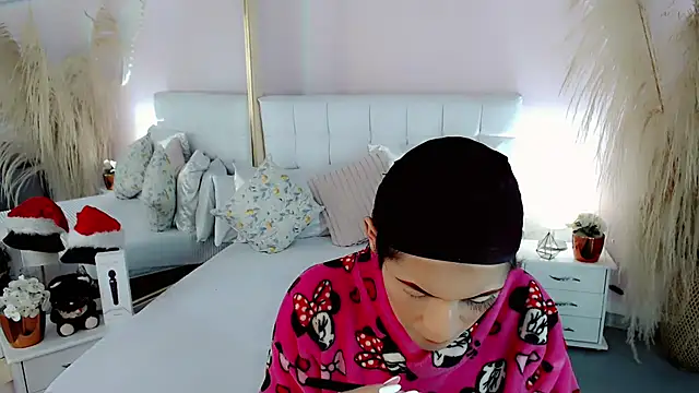 nathalialoes1 online show from 12/15/25, 12:33