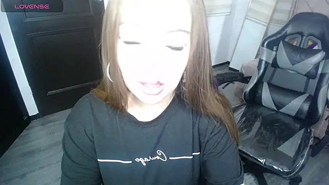 Snapshot of Luna_Star_v chatting on 09/10/25, 03:05 Luna Star v online show from 09/10/25, 03:05