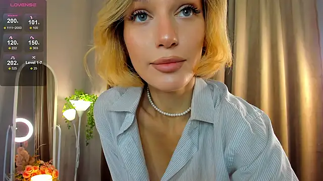 Snapshot of Ice_Strawberry chatting on 09/18/25, 02:14 Ice Strawberry online show from 09/18/25, 02:14