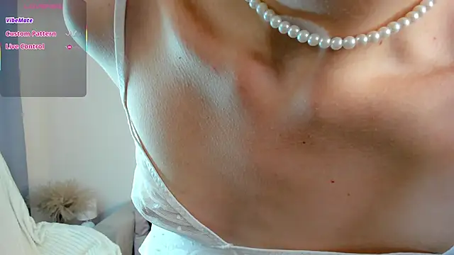 Snapshot of Ice_Strawberry chatting on 11/13/25, 03:21 Ice Strawberry online show from 11/13/25, 03:21