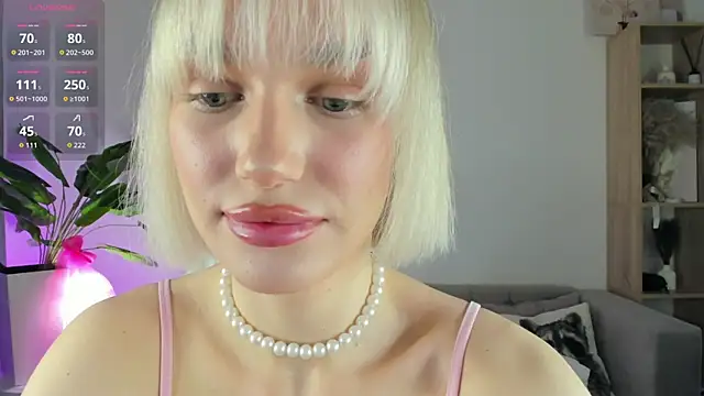 Ice Strawberry online show from 04/01/26, 03:08