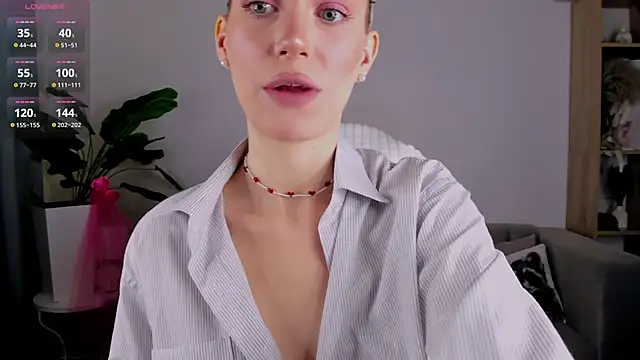 Ice Strawberry online show from 04/03/26, 03:13