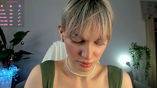 Ice Strawberry online show from 12/20/25, 02:14