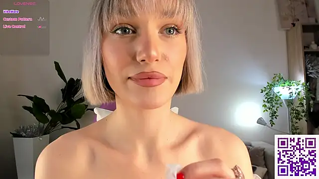 Ice Strawberry online show from 01/12/26, 02:51