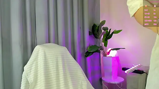 Ice Strawberry online show from 06/05/26, 03:11