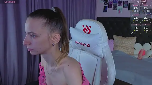 kaleriyaa  online show from 04/21/26, 01:42