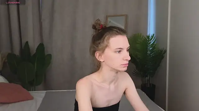 Snapshot of kaleriyaa_ chatting on 07/19/26, 01:25 kaleriyaa online show from 07/19/26, 01:25