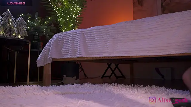 Snapshot of Alise_Eve_ chatting on 12/22/25, 07:36 Alise Eve online show from 12/22/25, 07:36