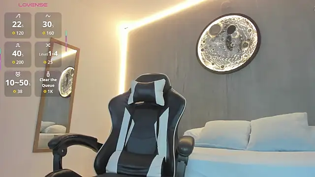 luccia smith online show from 10/28/25, 02:56