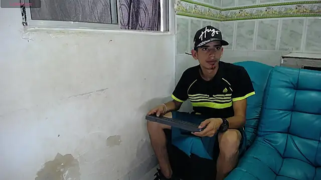 Snapshot of brian_sexlove chatting on 09/29/25, 07:41 brian sexlove online show from 09/29/25, 07:41