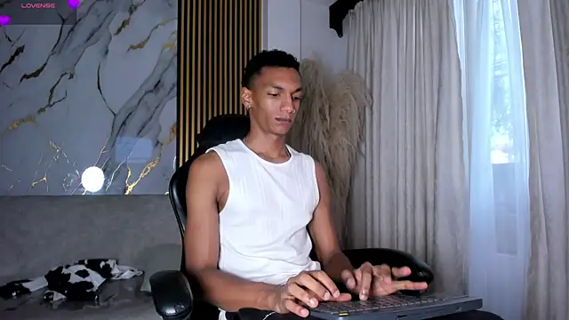 Snapshot of JulienSaint chatting on 06/08/26, 11:44 JulienSaint online show from 06/08/26, 11:44