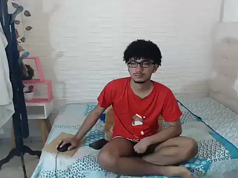 felipecams123 online show from 09/10/25, 12:09
