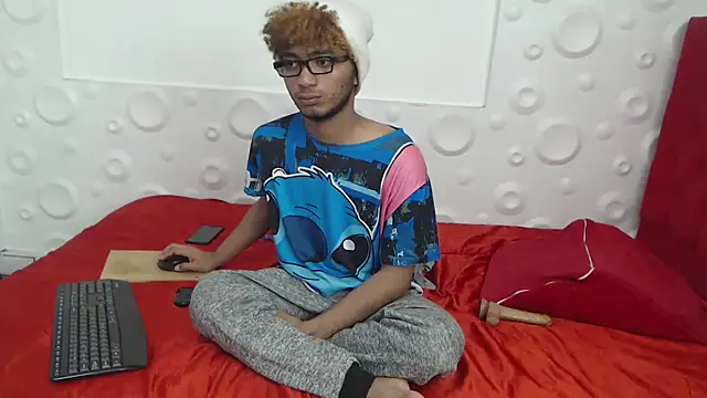 felipecams123 online show from 11/04/25, 02:26