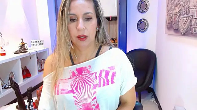 Snapshot of DianaPearls chatting on 07/11/26, 10:37 DianaPearls online show from 07/11/26, 10:37