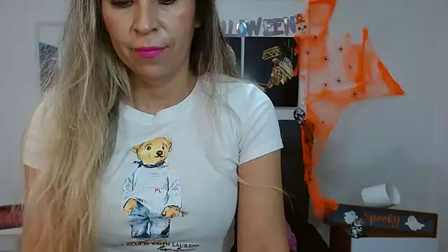 Snapshot of DianaPearls chatting on 11/01/25, 10:53 DianaPearls online show from 11/01/25, 10:53