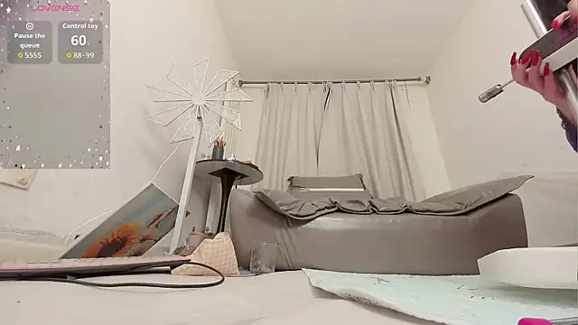 fox-yiyi online show from 11/12/25, 12:09