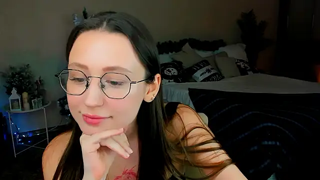 Snapshot of YourLovellyStory chatting on 01/11/26, 04:25 YourLovellyStory online show from 01/11/26, 04:25