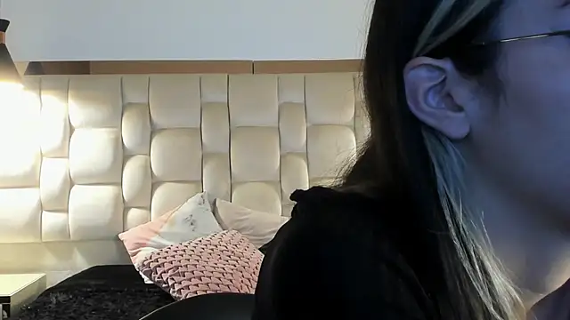Snapshot of Emilia_Bons chatting on 09/30/25, 03:40 Emilia Bons online show from 09/30/25, 03:40