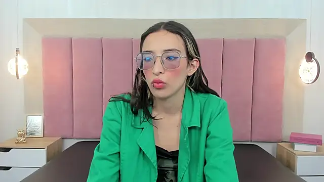 Snapshot of Emilia_Bons chatting on 10/03/25, 01:45 Emilia Bons online show from 10/03/25, 01:45