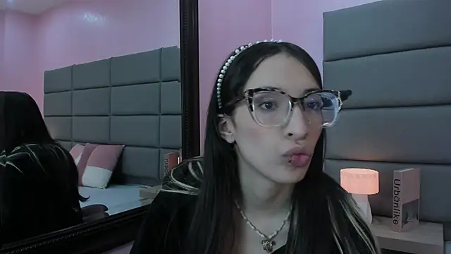 Emilia Bons online show from 04/09/26, 12:44