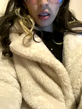 Snapshot of Emilia_Bons chatting on 10/17/25, 02:48 Emilia Bons online show from 10/17/25, 02:48