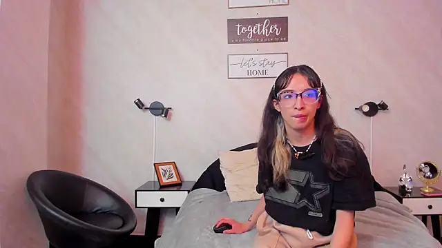 Emilia Bons online show from 04/08/26, 12:50