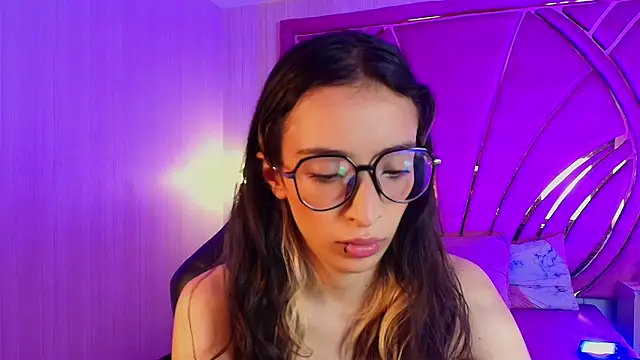 Emilia Bons online show from 12/18/25, 02:10