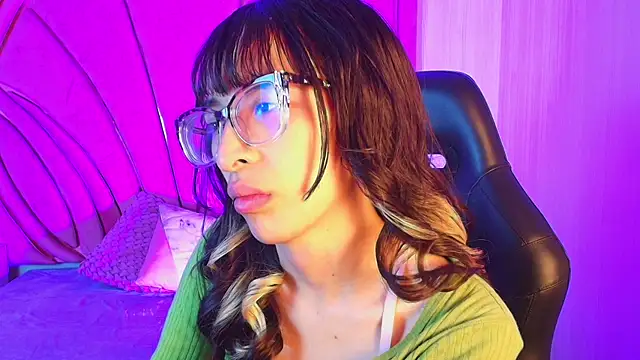 Emilia Bons online show from 04/17/26, 12:41