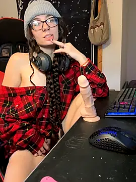 Snapshot of heycutie18 chatting on 12/15/25, 03:29 heycutie18 online show from 12/15/25, 03:29