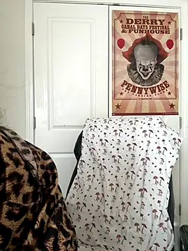 Snapshot of CharmingMaddie chatting on 12/17/25, 04:56 CharmingMaddie online show from 12/17/25, 04:56