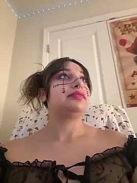 Snapshot of CharmingMaddie chatting on 12/18/25, 06:45 CharmingMaddie online show from 12/18/25, 06:45