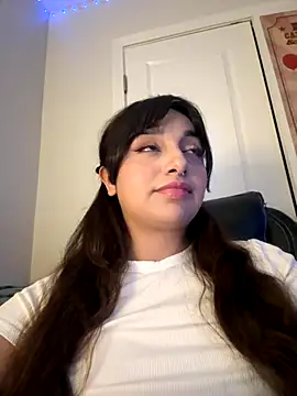 Snapshot of CharmingMaddie chatting on 11/11/25, 04:18 CharmingMaddie online show from 11/11/25, 04:18