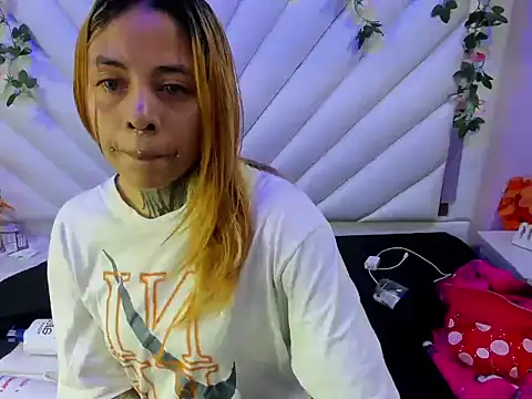 Snapshot of Sofii_Anal_ chatting on 09/23/25, 02:40 Sofii Anal online show from 09/23/25, 02:40