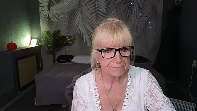 Snapshot of Sabina_Ros chatting on 10/18/25, 07:21 Sabina Ros online show from 10/18/25, 07:21